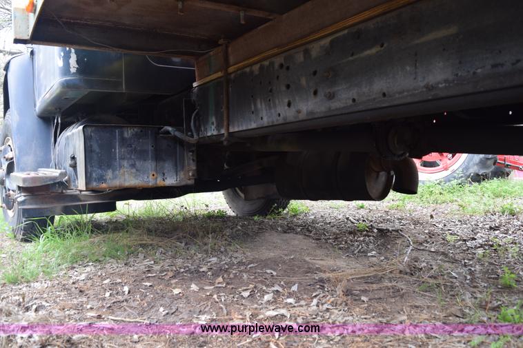 image for item E6306 1982 International 1754 flatbed truck