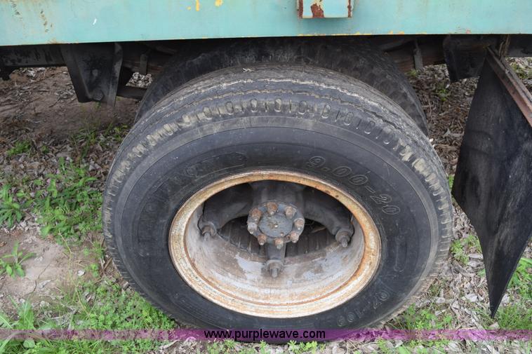 image for item E6306 1982 International 1754 flatbed truck