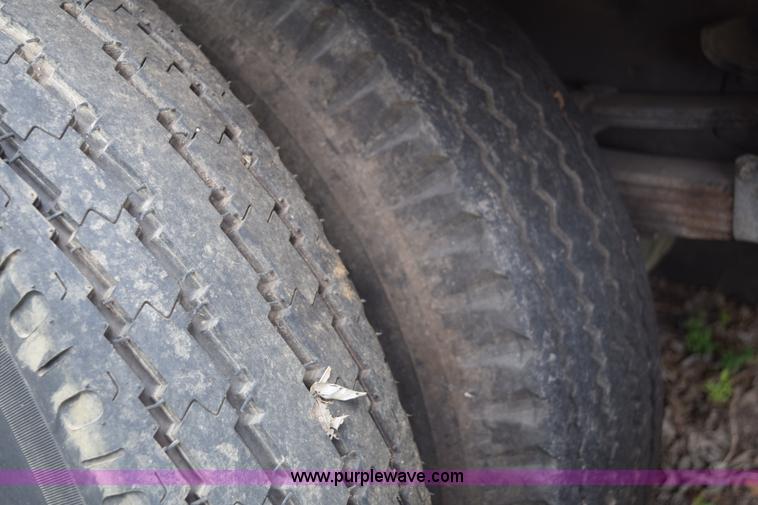 image for item E6306 1982 International 1754 flatbed truck