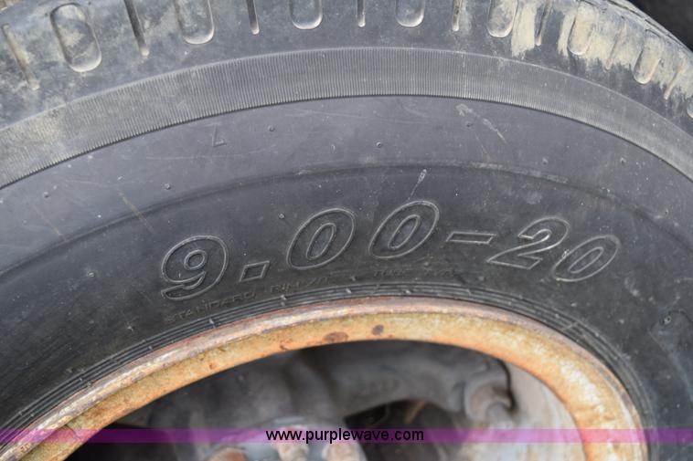 image for item E6306 1982 International 1754 flatbed truck