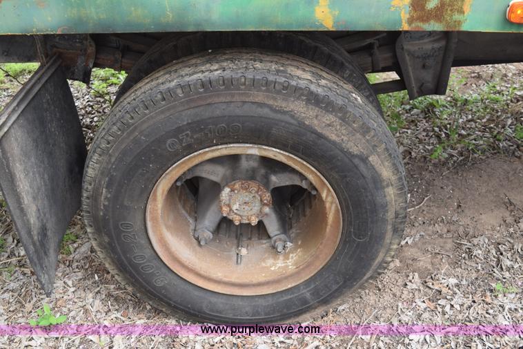 image for item E6306 1982 International 1754 flatbed truck