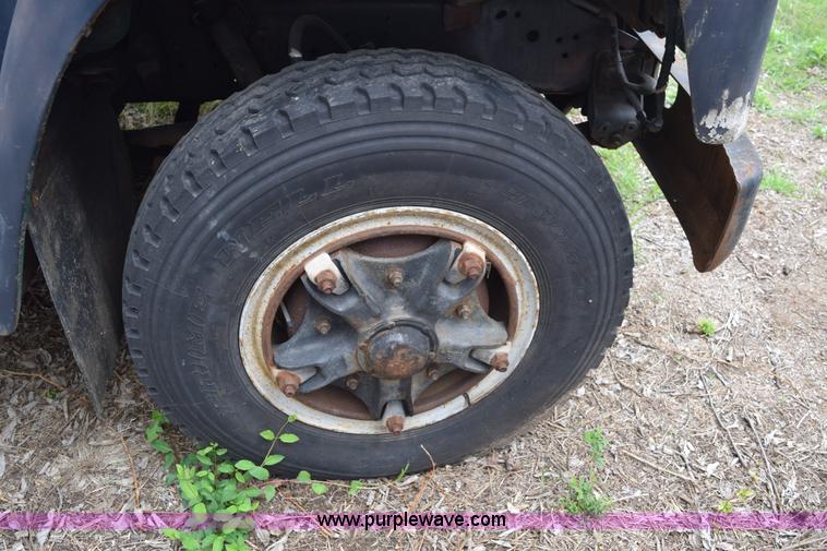 image for item E6306 1982 International 1754 flatbed truck