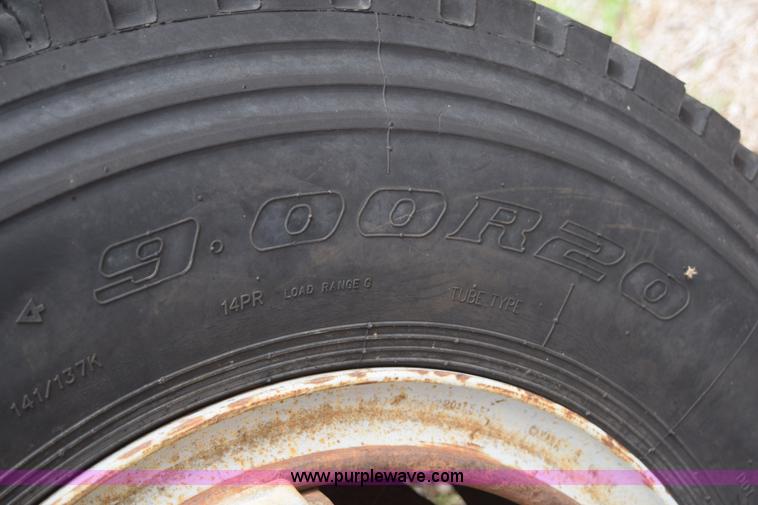 image for item E6306 1982 International 1754 flatbed truck