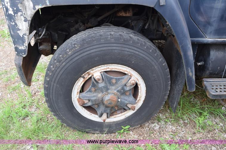 image for item E6306 1982 International 1754 flatbed truck