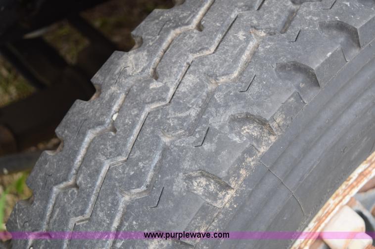 image for item E6306 1982 International 1754 flatbed truck