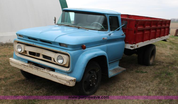 image for item F7595 1962 Chevrolet C60 grain truck