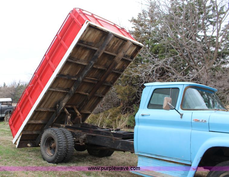 image for item F7595 1962 Chevrolet C60 grain truck