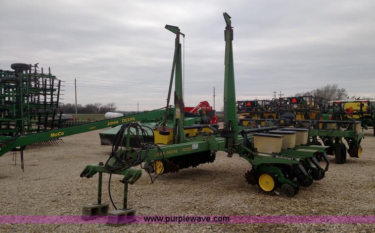 image for item F7638 John Deere 7200 planter