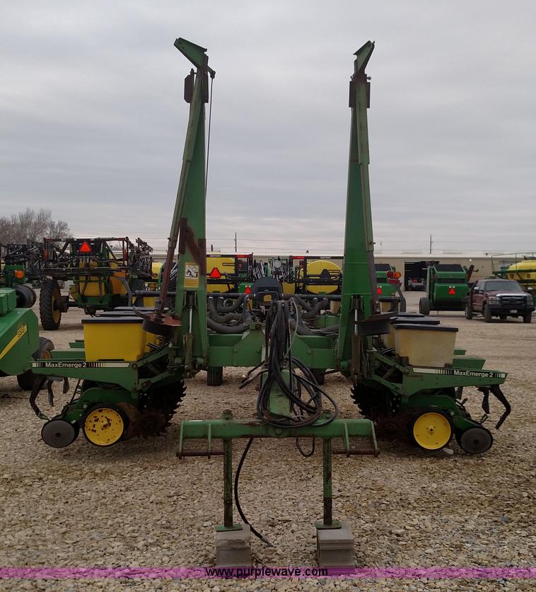 image for item F7638 John Deere 7200 planter