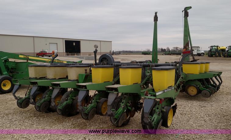 image for item F7638 John Deere 7200 planter