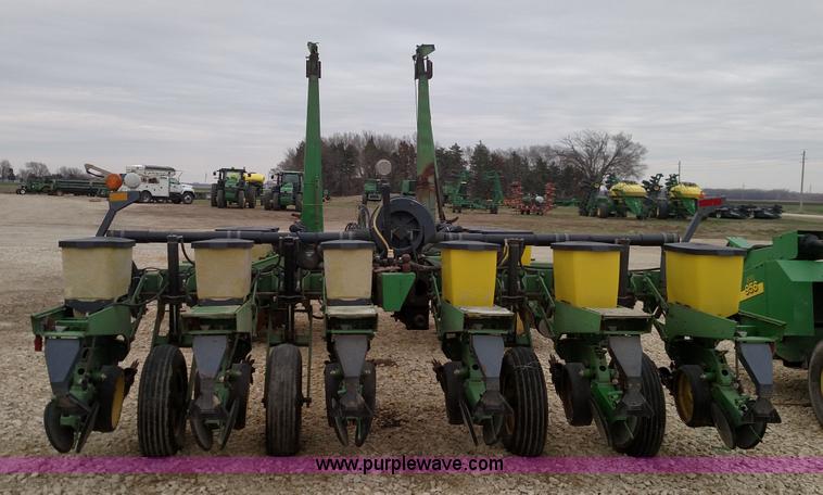 image for item F7638 John Deere 7200 planter