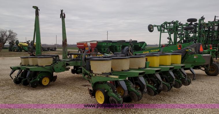 image for item F7638 John Deere 7200 planter