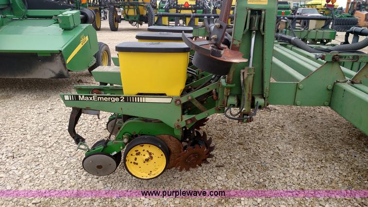 image for item F7638 John Deere 7200 planter