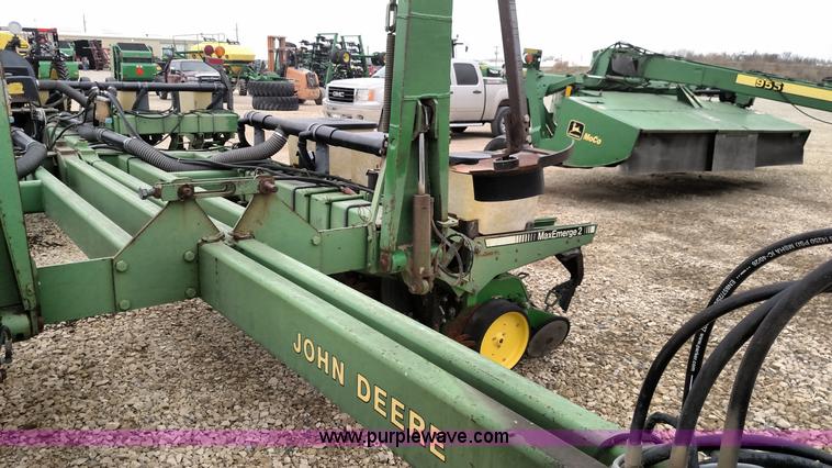 image for item F7638 John Deere 7200 planter