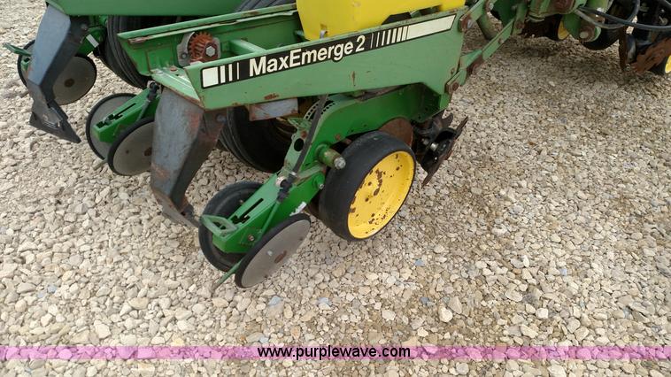 image for item F7638 John Deere 7200 planter