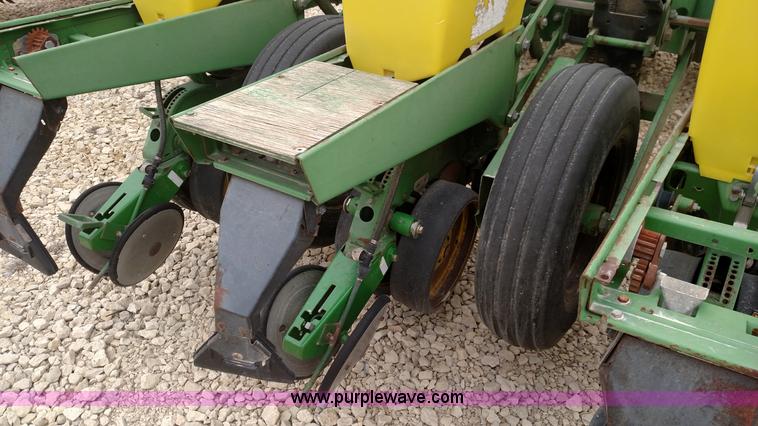 image for item F7638 John Deere 7200 planter