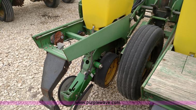 image for item F7638 John Deere 7200 planter