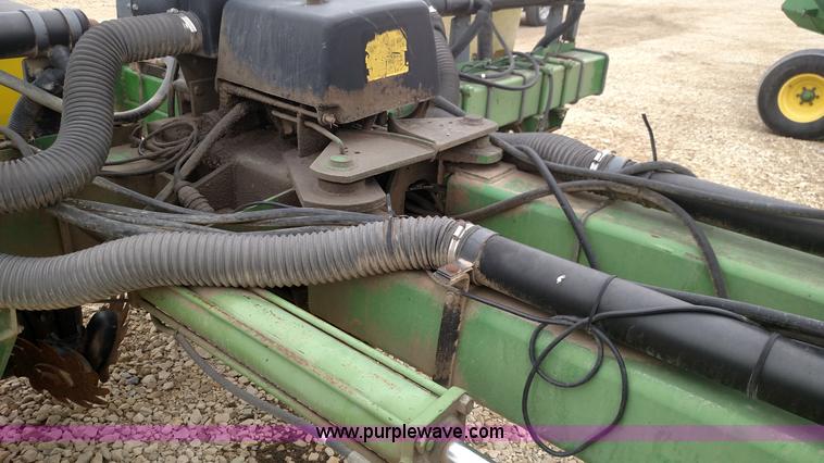 image for item F7638 John Deere 7200 planter