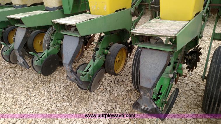 image for item F7638 John Deere 7200 planter