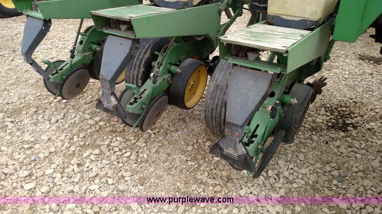 image for item F7638 John Deere 7200 planter
