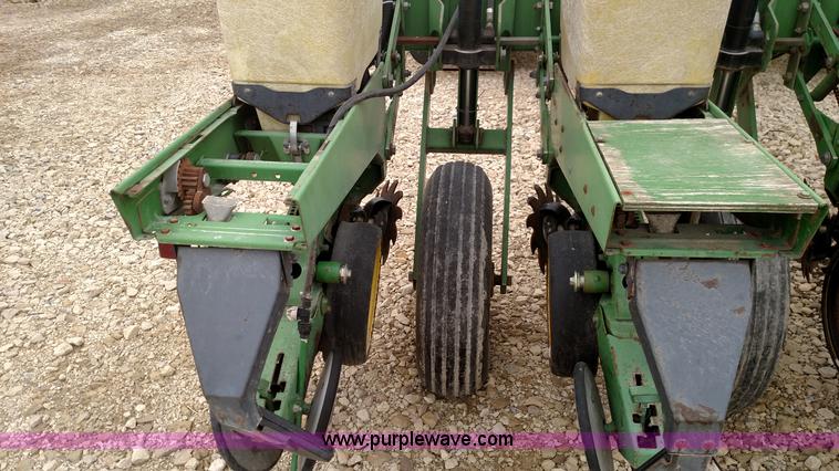 image for item F7638 John Deere 7200 planter