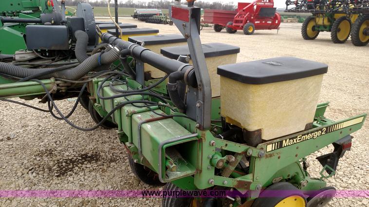 image for item F7638 John Deere 7200 planter