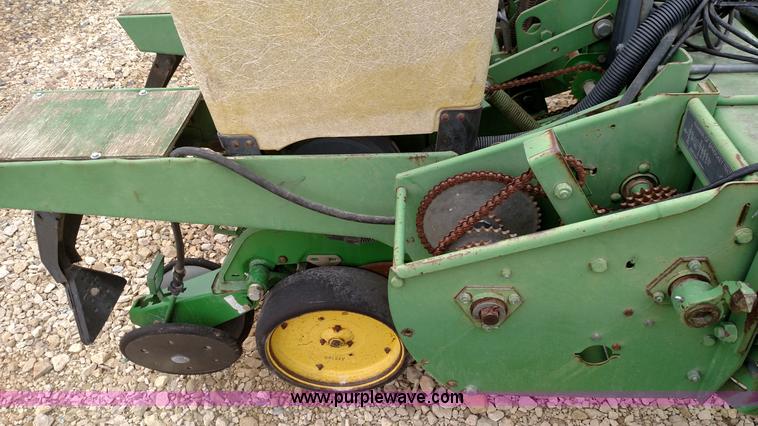 image for item F7638 John Deere 7200 planter