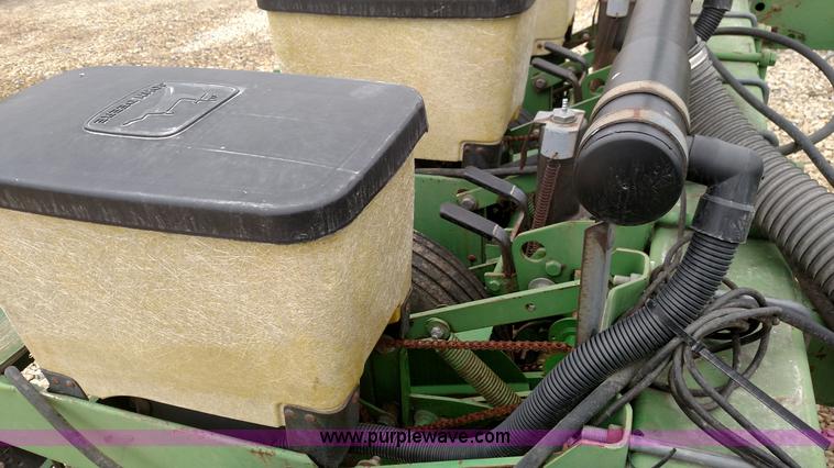 image for item F7638 John Deere 7200 planter