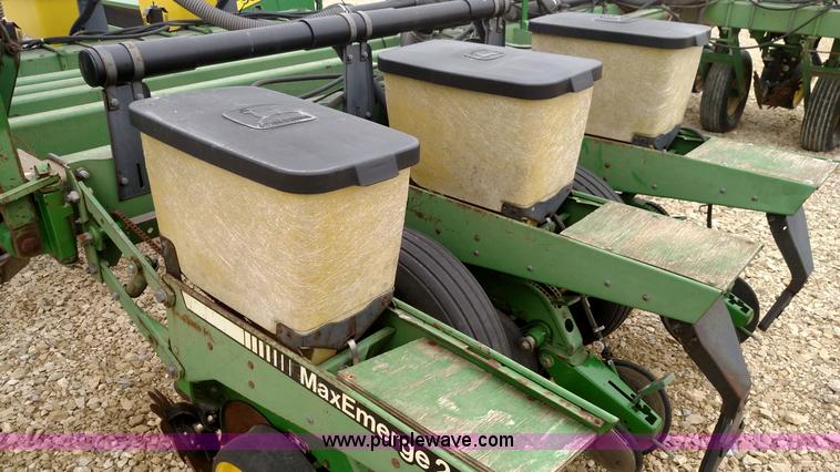 image for item F7638 John Deere 7200 planter