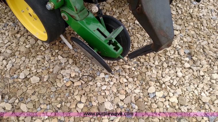image for item F7638 John Deere 7200 planter