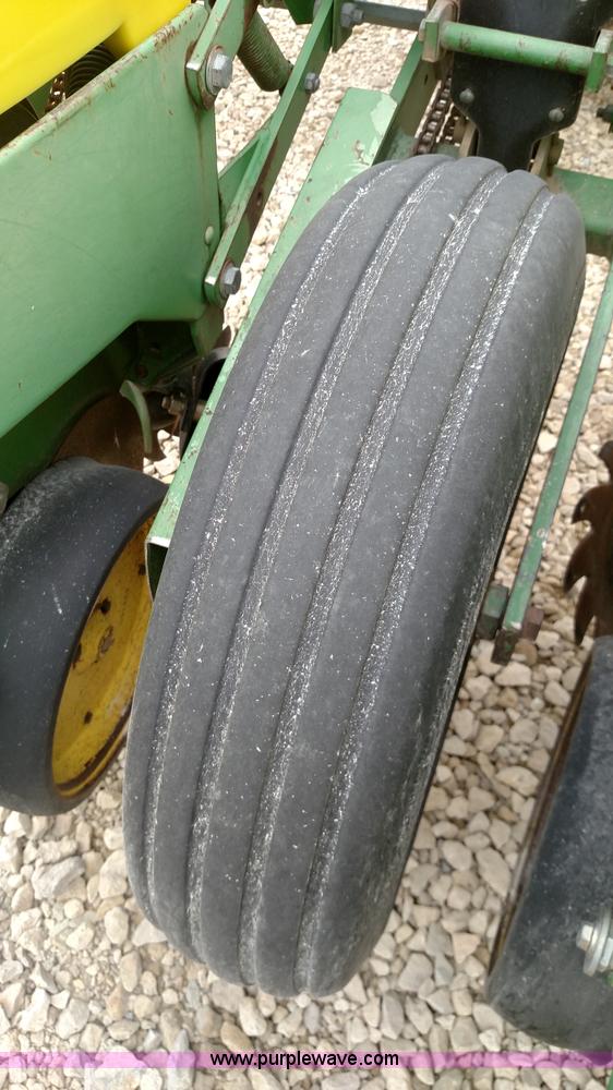 image for item F7638 John Deere 7200 planter