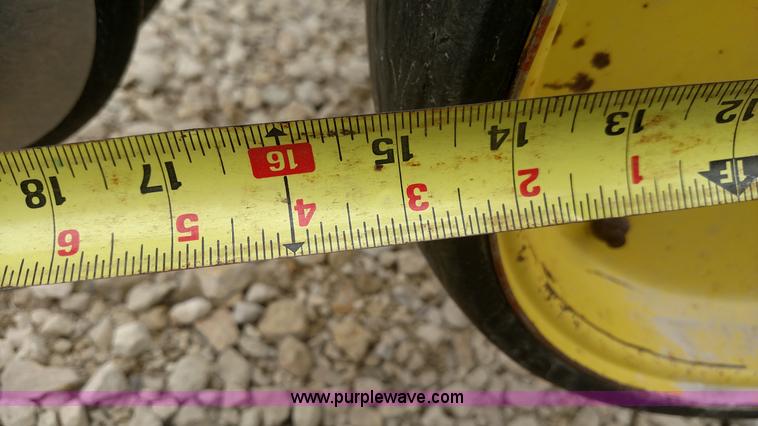 image for item F7638 John Deere 7200 planter