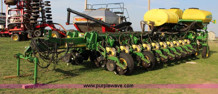 image for item F7652 2007 John Deere 1770NT planter