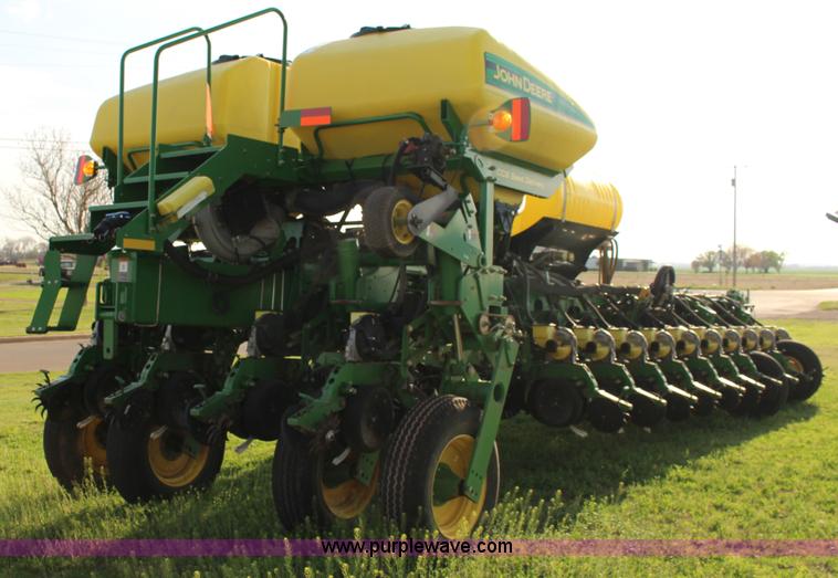 image for item F7652 2007 John Deere 1770NT planter