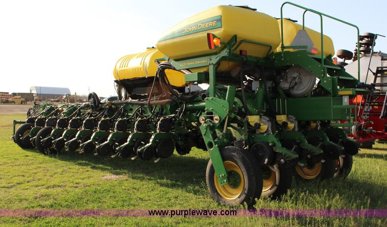 image for item F7652 2007 John Deere 1770NT planter