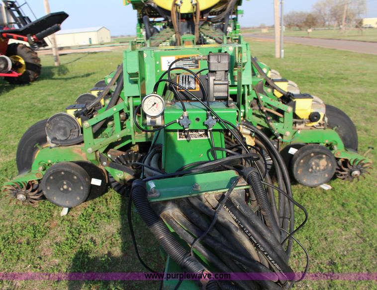 image for item F7652 2007 John Deere 1770NT planter