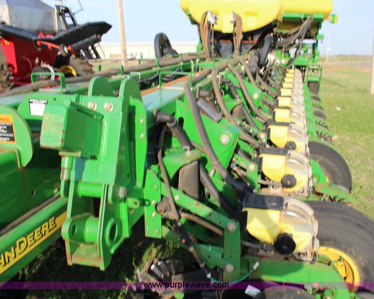 image for item F7652 2007 John Deere 1770NT planter