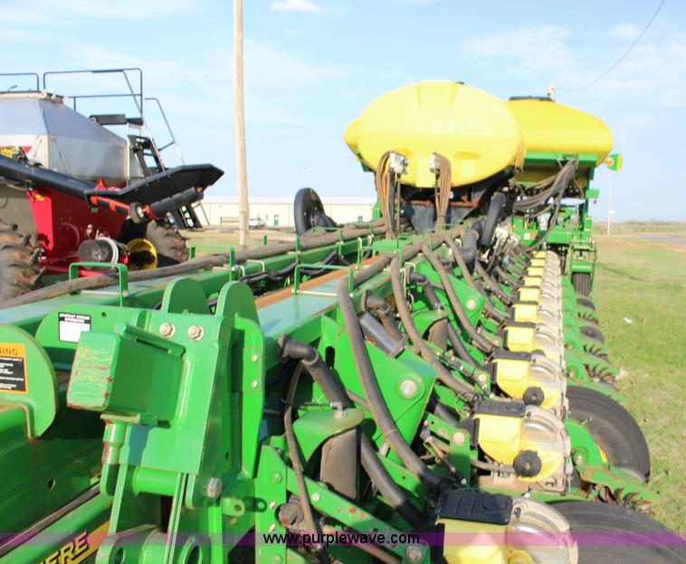 image for item F7652 2007 John Deere 1770NT planter