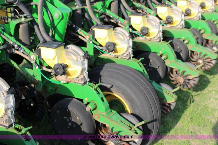 image for item F7652 2007 John Deere 1770NT planter