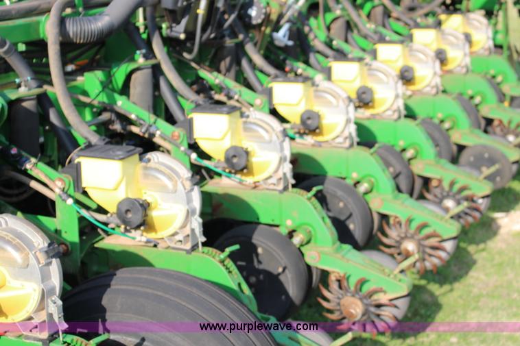 image for item F7652 2007 John Deere 1770NT planter