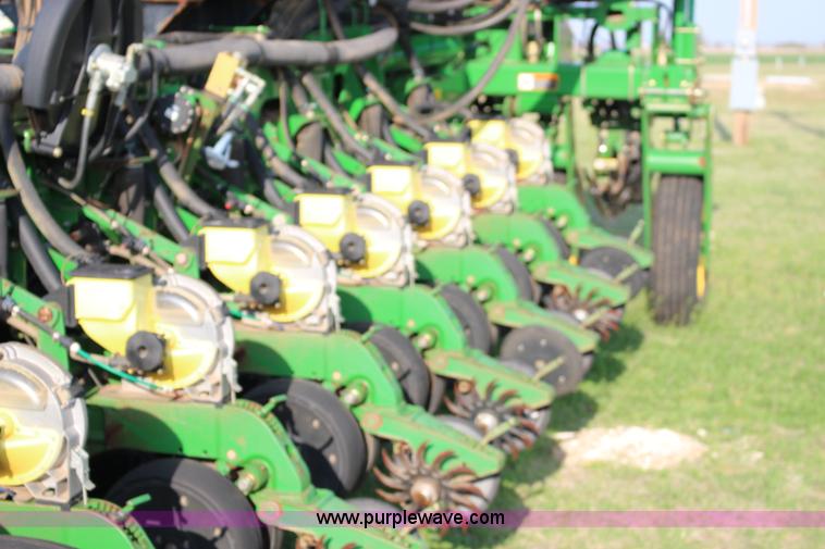 image for item F7652 2007 John Deere 1770NT planter