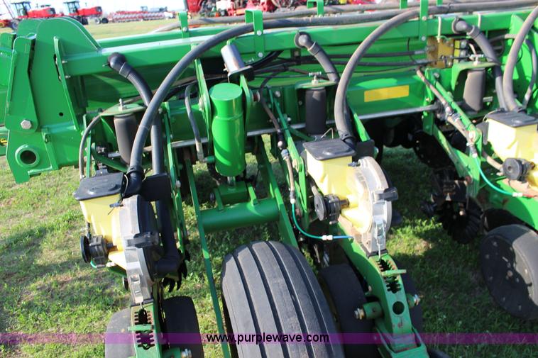image for item F7652 2007 John Deere 1770NT planter