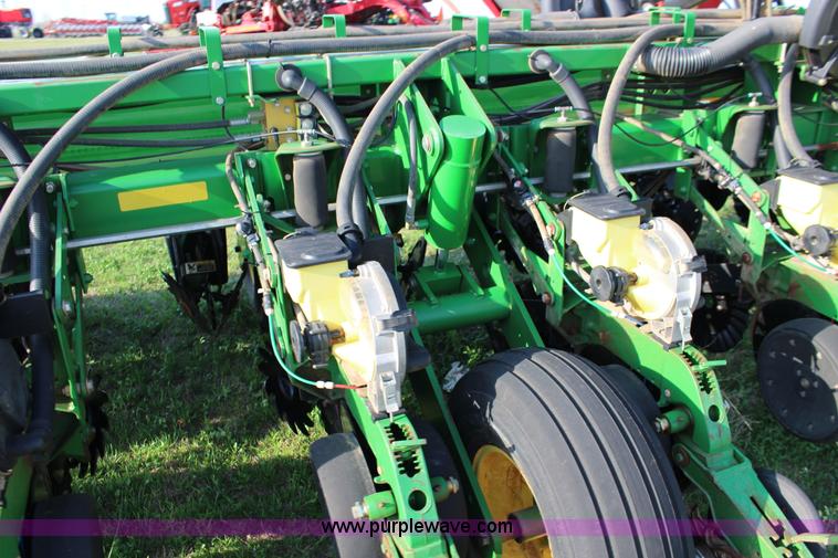 image for item F7652 2007 John Deere 1770NT planter