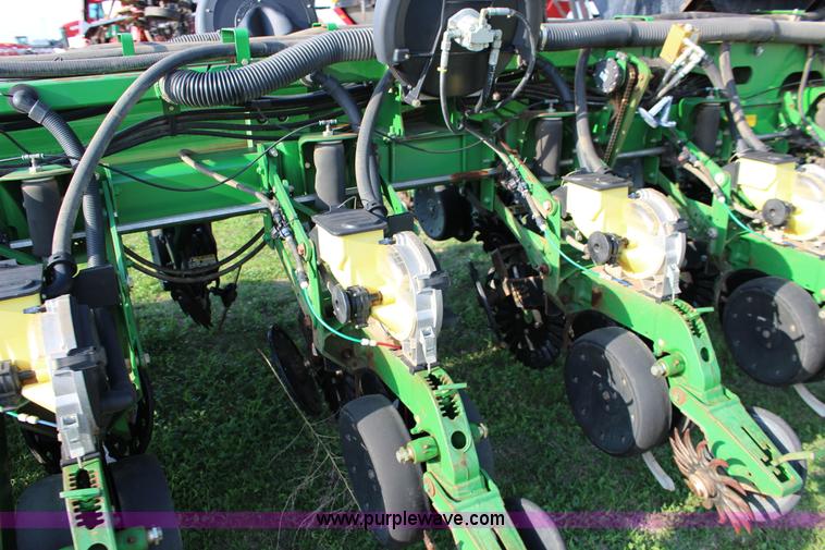image for item F7652 2007 John Deere 1770NT planter