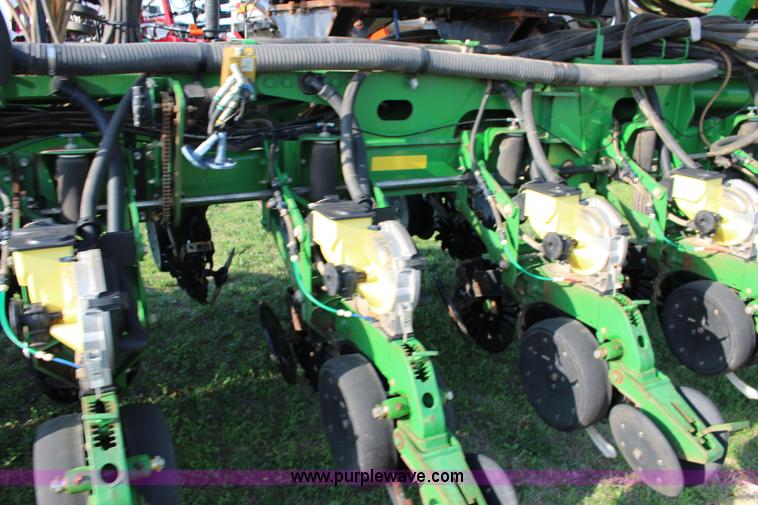 image for item F7652 2007 John Deere 1770NT planter