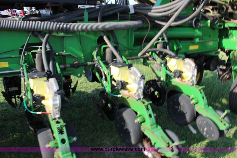 image for item F7652 2007 John Deere 1770NT planter