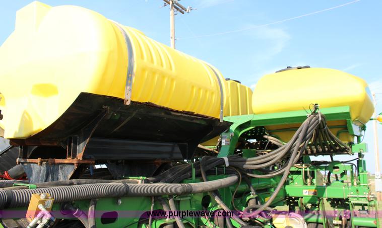 image for item F7652 2007 John Deere 1770NT planter