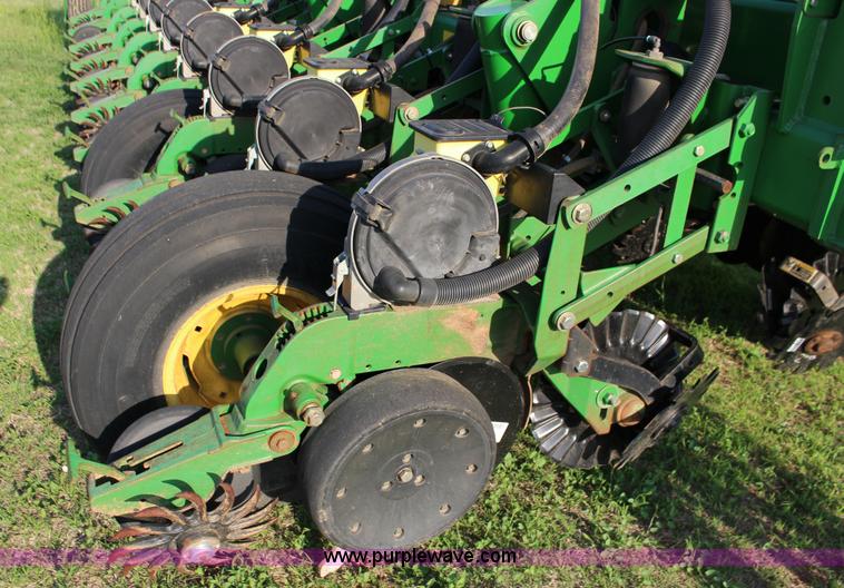 image for item F7652 2007 John Deere 1770NT planter