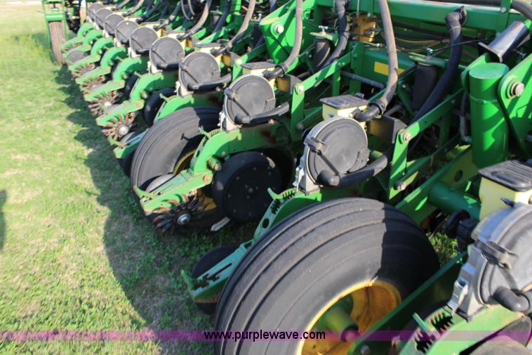 image for item F7652 2007 John Deere 1770NT planter