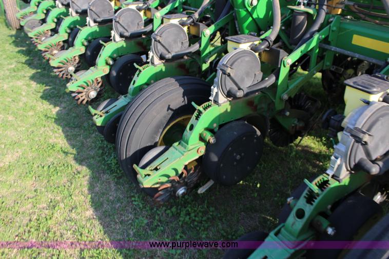 image for item F7652 2007 John Deere 1770NT planter
